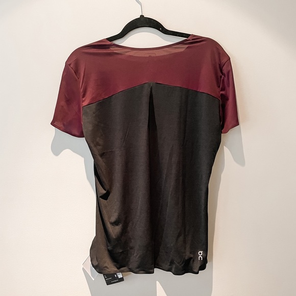 NWT - ON Running - women’s performance T shirt size Large (mulberry & black) - Picture 2 of 6